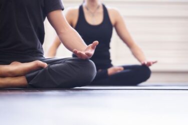 yoga ontspannen relaxen vakantie rust sportschool
