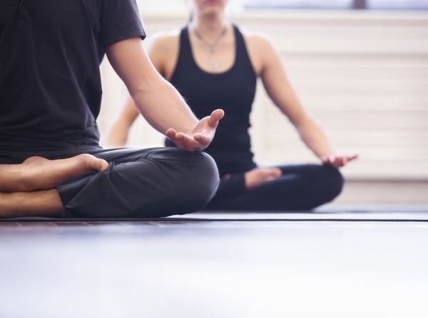 yoga ontspannen relaxen vakantie rust sportschool