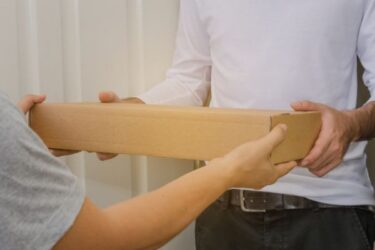 Webshop e-commerce bestelling postbezorger pakketje