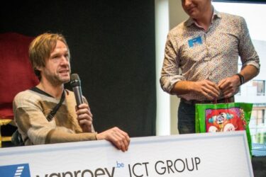 Marc Herremans krijgt cheque van VanRoey.be