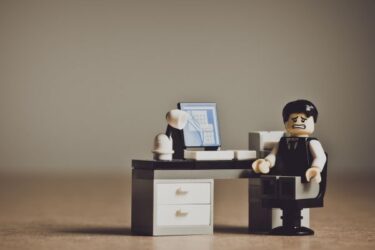 Lego popje onthutst