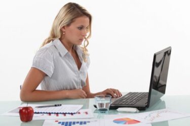 Vrouw onderzoek laptop grafieken