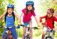 Kinderen fietsen