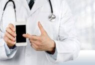 Dokter met telefoon