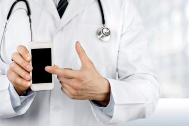 Dokter met telefoon