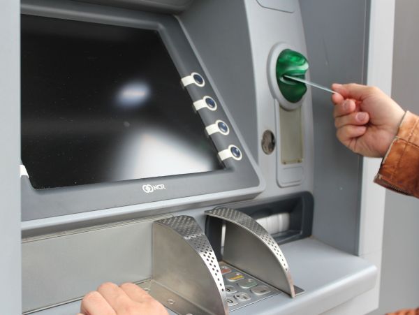bank ATM geld afhalen