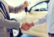 autoverkoper deal samenwerking sleutel overdracht