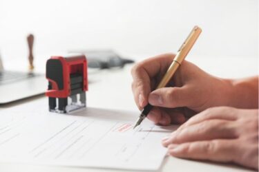 Notaris handtekening tekenen document