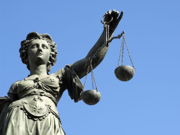 vrouwe justitia rechter rechtszaak rechtbank