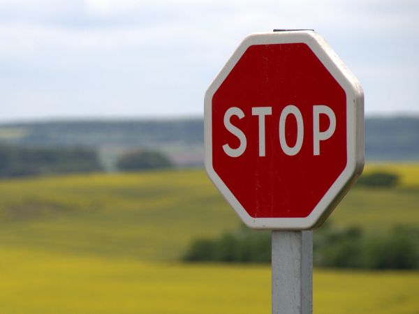 stop verkeersbord einde gedaan