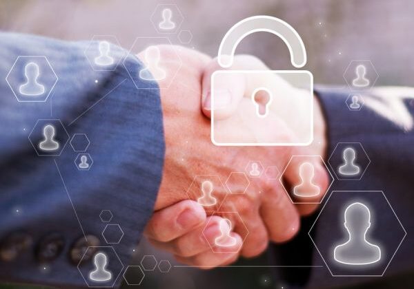 Handen samenwerking overaankomst security beveiliging