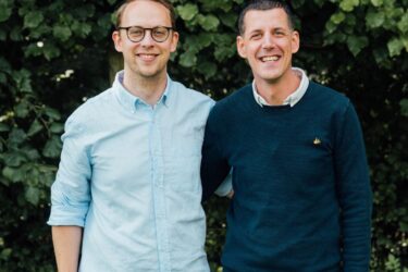 Niels Desot van Dear digital (links) naast Yenthe van Ginneken van Mainframe Monkey.